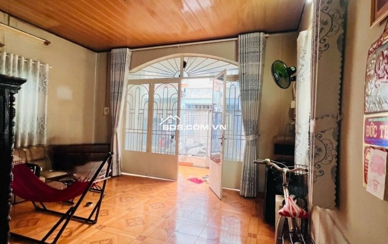 Bán nhà mặt phố Phường Phước Long (Hiệp Phú, Q.9 cũ) ngang 6m, DT 95m2, 1 trệt, 2PN. Sổ hồng, giá 6.99 tỷ. LH: 0933125879